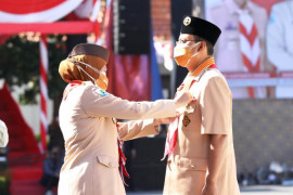 Khofifah serahkan lencana Jer Basuki Mawa Beya Emas kepada Gus Ipul