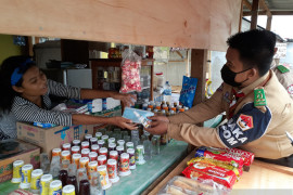Pramuka Saka POM Gorontalo bagikan masker ke pedagang