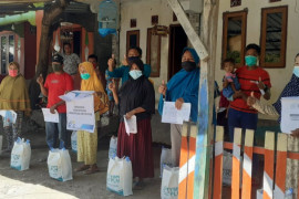 YBM PLN UP3 Bima kembali salurkan 150 paket sembako