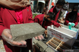 Paving Blok dari Limbah Cangkang Kerang