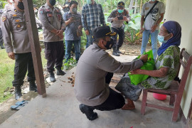 Kapolres Tanjab Timur cek rumah isolasi, vaksinasi dan bagikan bansos