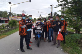 Sambut hari Kemerdekaan, Pemuda Pancasila Bantan bagi-bagi masker dan bendera
