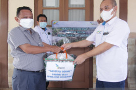 Pabrik gula Situbondo salurkan paket sembako untuk warga terdampak pandemi