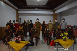 Wali Kota Denpasar serahkan bantuan kepada veteran