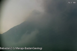 Gunung Merapi meluncurkan awan panas sejauh 3,5 km