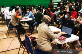 Biddokkes Polda Kalsel gelar vaksinasi tahap pertama dan kedua ke masyarakat umum