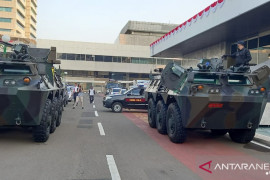 Tank Anoa disiagakan di Kompleks Parlemen DPR/MPR
