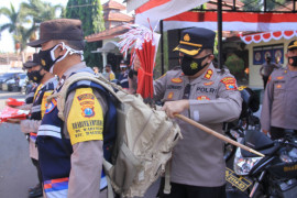 Polres Madiun borong bendera merah putih guna bantu pedagang terdampak PPKM