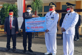 Di momen HUT RI, Bank Nagari Simpang Empat salurkan CSR pendidikan Rp110 juta