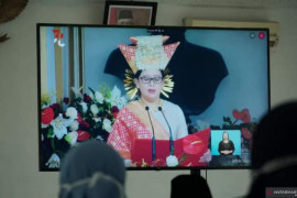 Rasa bangga bupati lihat Ketua DPR berpakaian adat Tanah Datar saat baca teks proklamasi
