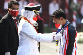 Lifter Eko Yuli peroleh Lencana Jer Basuki Mawa Beya Emas dari Pemprov Jatim