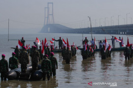 Yonif 5 Marinir bersama warga pesisir gelar upacara di pantai kaki Suramadu