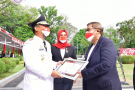 Gubernur Sulsel berikan penghargaan kepada 10 tokoh COVID-19