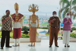 Checep penjahit busana adat Lampung dikenakan Jokowi mengaku bangga