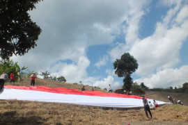 Warga Desa Lampeji Jember kibarkan bendera merah putih "raksasa"