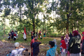 Rumah Pintar Punggur Cerdas gelar upacara kemerdekaan RI di kebun langsat