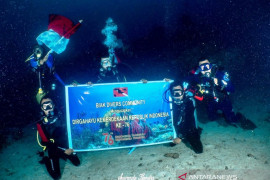Komunitas selam di Biak kibarkan Merah Putih di dasar laut