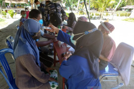 TNI AL gelar vaksinasi dosis kedua bagi masyarakat di Pulau Soop Sorong