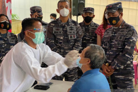 Relawan COVID-19 gelar tes antigen warga pesisir Tanjungpinang