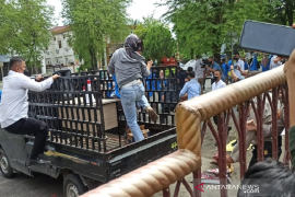 Polisi bubarkan mahasiswa demo di gedung DPR Aceh