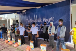 Sekda Gorontalo serahkan bantuan peduli COVID-19 bagi pengemudi bentor