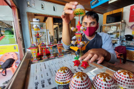 Mereka yang tetap eksis di tengah pandemi COVID-19, berkarya buat miniatur Tabuik