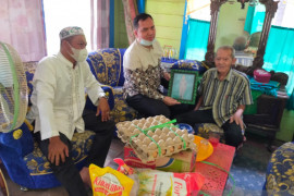 Ketua DPRD Balangan santuni tentara veteran