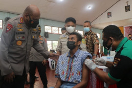 Kapolda Papua tinjau vaksinasi "merdeka" di SMA Taruna Bakti Waena
