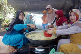 Golkar Banjarmasin gelar tradisi buat bubur Asyura bersama ibu-ibu Komplek PWI