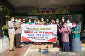 Sambut 10 Muharam, Diskominfo Kampar dan insan Persbagikan Bubur Asyuroke warga isoman