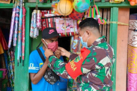 Aparat TNI bagi masker untuk warga Supiori Papua cegah COVID-19