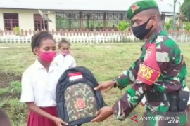 Satgas TNI Yonif 611 berikan bantuan perlengkapan sekolah bagi anak warga di perbatasan RI-PNG