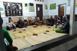 Legislator-warga Lendah Kulon Progo gotong royong pasang listrik KK kurang mampu