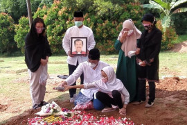 Catatan Ilham Bintang - Inilah suatu zaman ketika anak, istri, dan cucu, adalah orang "lain"