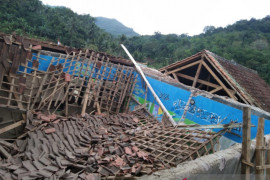 Ruang kelas MTS Yaspida Sukabumi ambruk akibat hujan deras