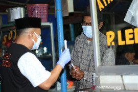 Bupati dan Wabup Situbondo pantau penerapan PPKM sembari salurkan bansos tunai