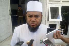 Wali Kota Bengkulu Helmi  larang sekolah wajibkan siswa beli seragam