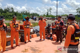 Tim SAR mencari perahu hilang di Muara Pelabuhan Amamapare