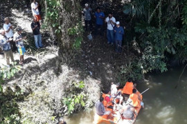 Ustadz Fauzan Hamidy pimpin doa pelepasan pencarian Warga yang Hilang di Sungai Barumun