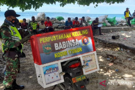 Mantap, Babinsa Biak Papua sediakan perpustakaan keliling untuk warga