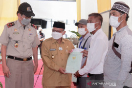 Bupati Situbondo minta nelayan penerima sertifikat tanah bisa dimanfaatkan untuk pengembangan usaha