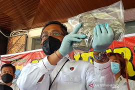 Aksi pria pelemparan kaca truk di Kendal bikin penumpang terluka, kini meringkuk disel