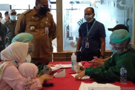 Pj Gubernur Kalsel tinjau vaksinasi yang digelar PT Bangun Banua
