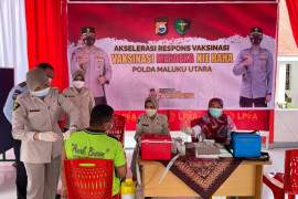 Tahanan dan pelayan publik Lapas perempuan Ternate jalani vaksinasi