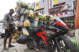 Pedagang sayur keliling gunakan motor sport