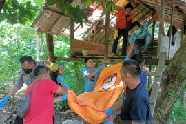 Dalam pondok di kebun kelapa, pria lansia ini ditemukan tak bernyawa