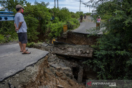 Jembatan Ambruk Digerus Arus Sungai di Sigi Page 1 Small