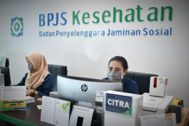 Penduduk Sidoarjo mulai terima KIS peserta yang didaftarkan Pemkab Sidoarjo