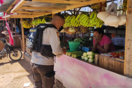 Polisi rutin patroli prokes di pasar selama PPKM level 4 di NTT