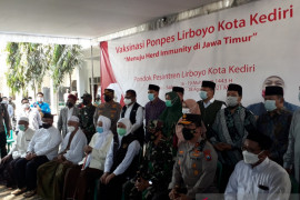 Khofifah bersama Pangdam-Kapolda tinjau vaksinasi di Pesantren Lirboyo Kediri